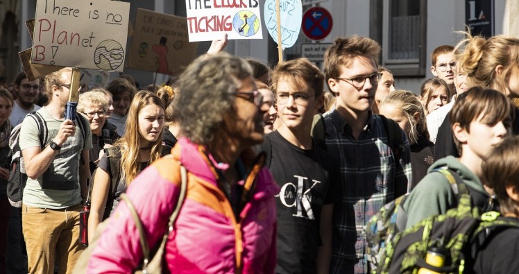 Syndicats SUD PTT et CGT FAPT en Vaucluse : manifestation contre le regroupement de quatre bureaux de poste à Avignon - Horaires la poste